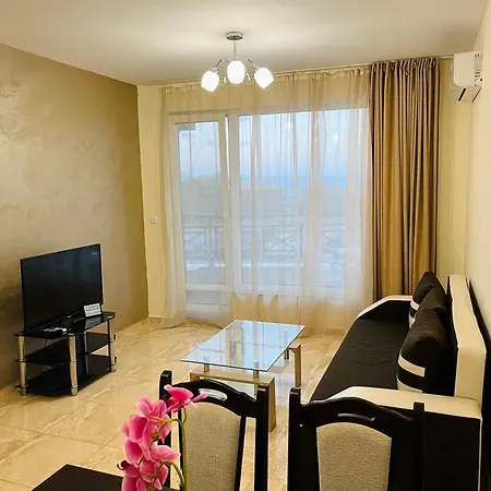 Апартамент Golden Sea View New *